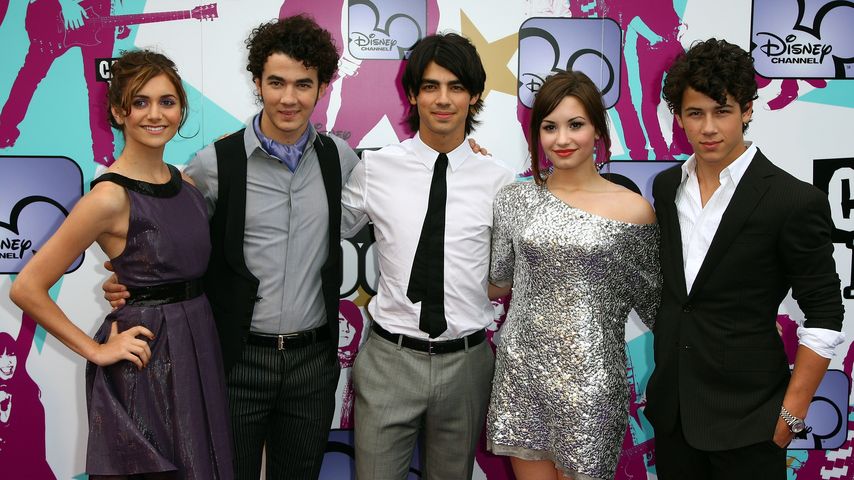 Demi Lovato mit dem Cast von "Camp Rock" 2008