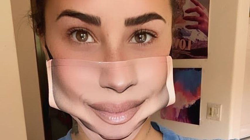 Schräg? Demi Lovato trägt Maske mit eigenem Lächeln darauf