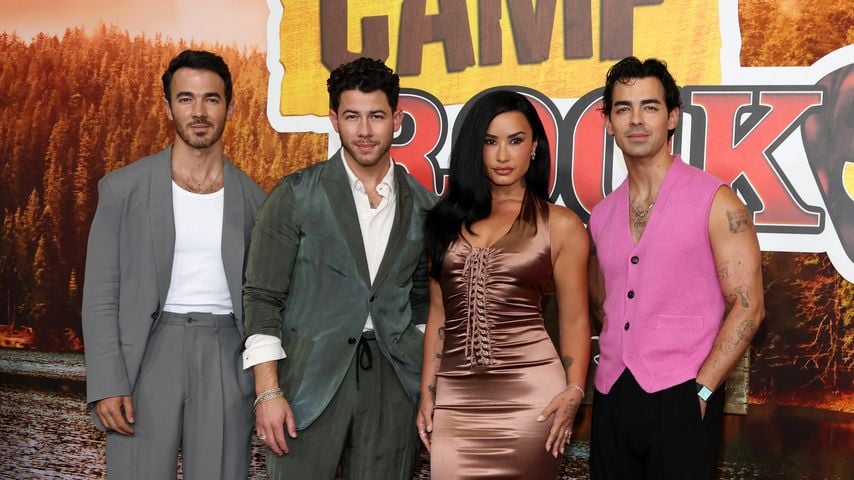Demi Lovato mit Kevin, Nick und Joe Jonas bei der Premiere von Disneys "Camp Rock 3" in Burbank, Kalifornien