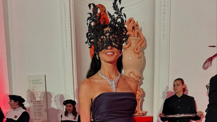 Demi Moore funkelt bei Gala in Wien mit schwarzer Maske!