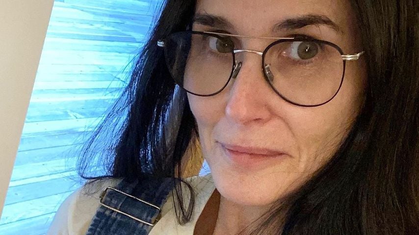 Demi Moore in Latzhose im Juli 2020