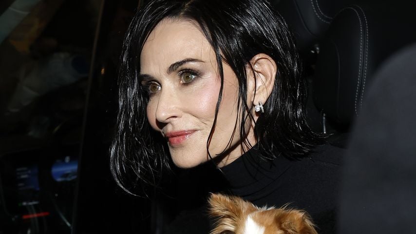 Demi Moore mit Hund, Februar 2026 in Mailand