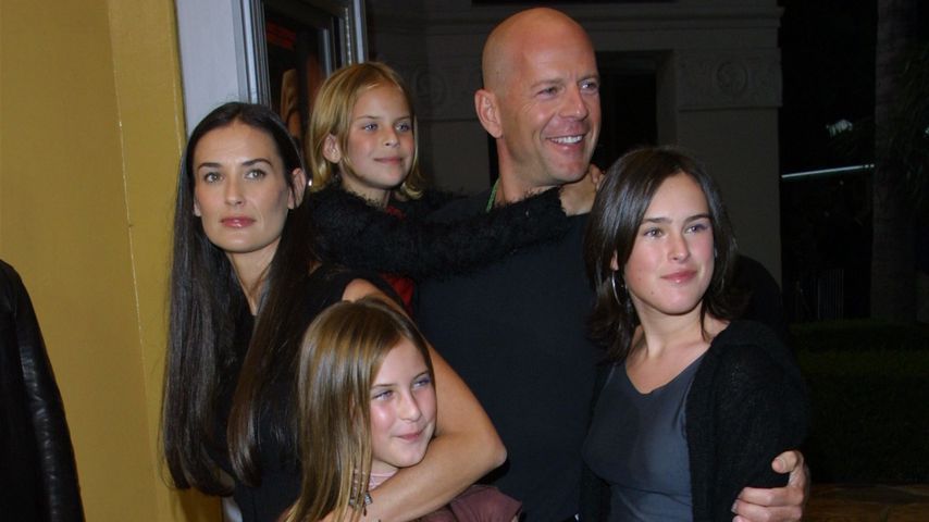 Demi Moore und Bruce Willis mit Tochter Rumer (r.) auf einer Premiere im Oktober 2001
