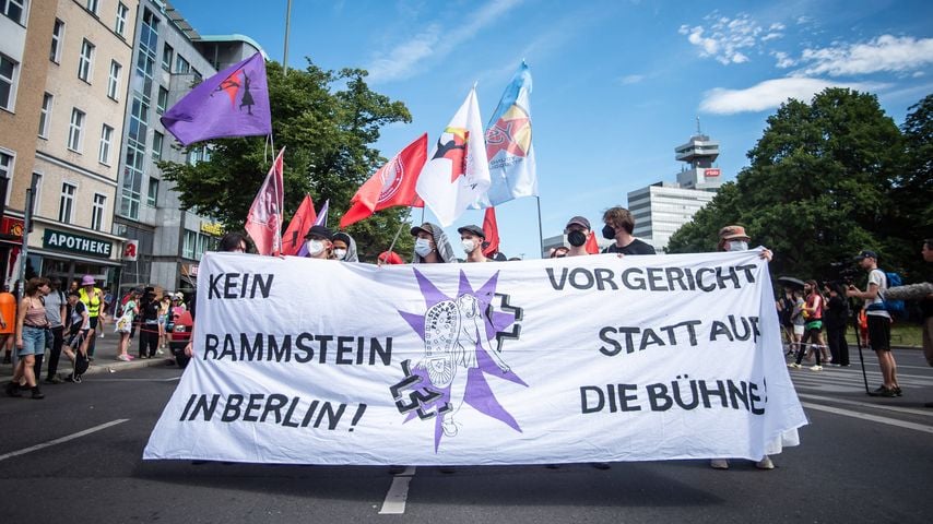 Demonstration vor einem Rammstein-Konzert in Berlin gegen Frontmann Till Lindemann, 15. Juli 2023