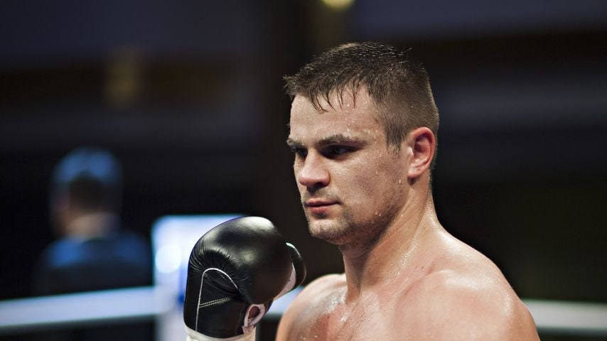 Denis Boytsov siegt bei der Universum Box Promotion im Elysee Grand Hotel Hamburg am 28. Januar 2012