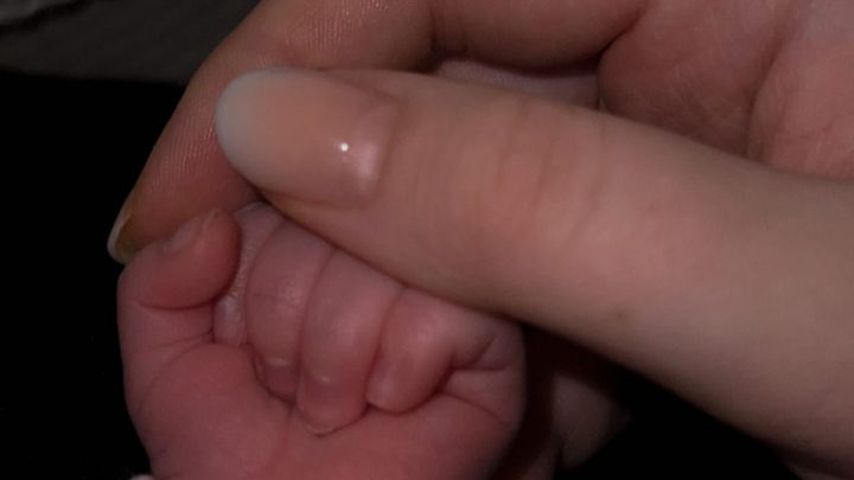 Denise Mski mit Hand ihrer Tochter