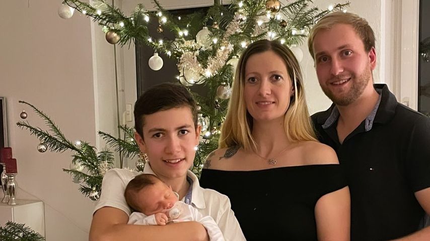 Denise und Nils mit ihrer Familie an Weihnachten 2022