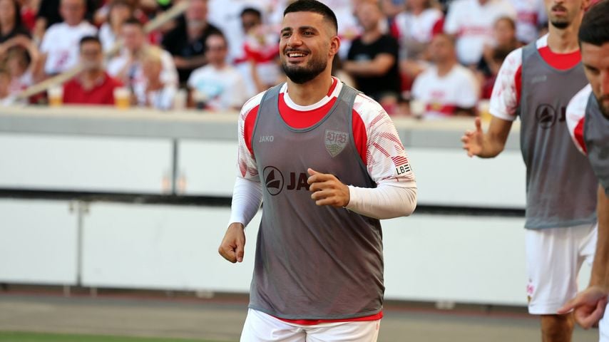 Deniz Undav wärmt sich vor dem Testspiel des VfB Stuttgart gegen den FC Everton auf, 2026