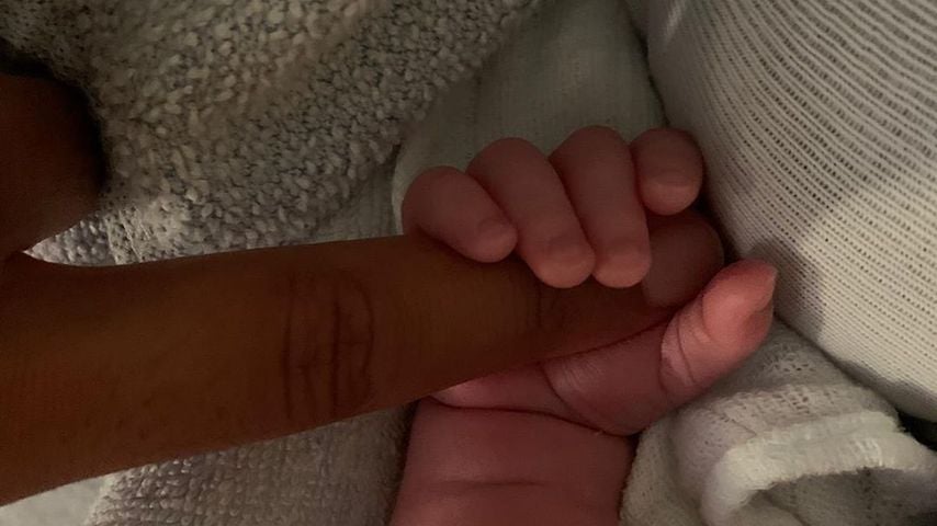 Dennis Aogo hält die Hand seines Sohnes, September 2020