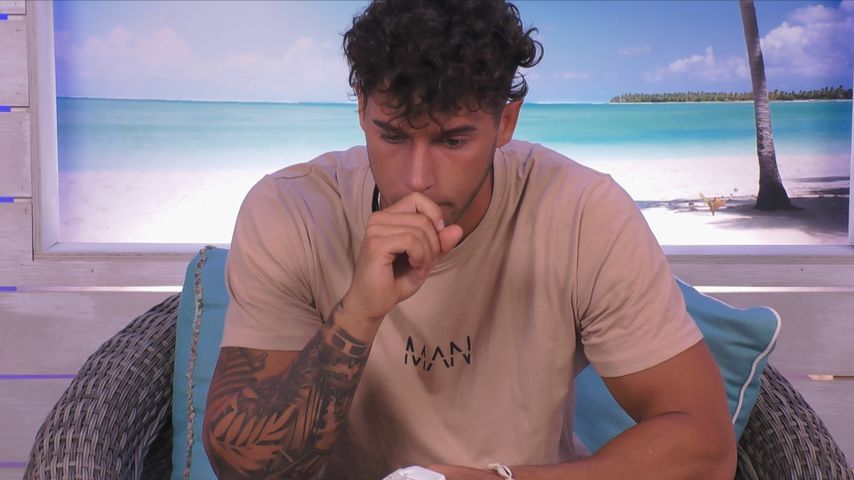 Dennis bei "Love Island"