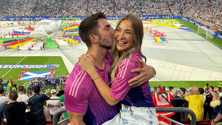Dennis Gries und Katja Geretschuchin beim Auftaktspiel der Fußball-EM 2024