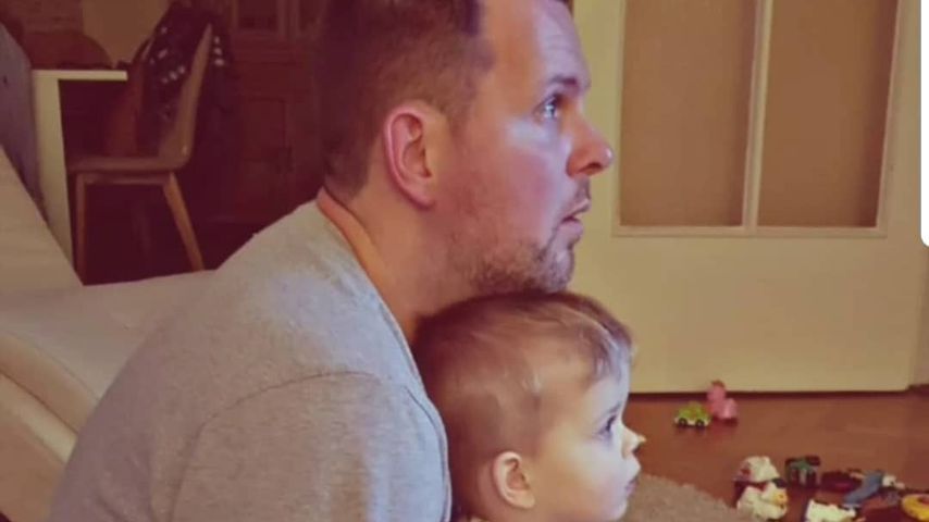 Dennis Pohlen mit seinem Sohn