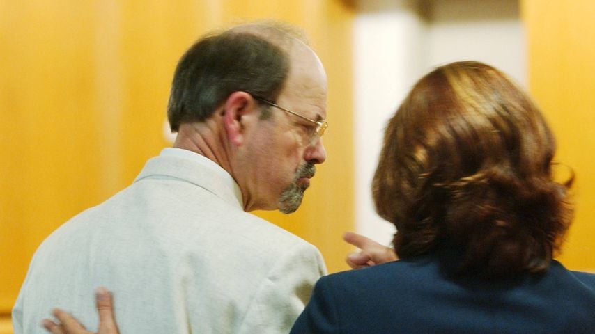 BTK-Killer Dennis Rader mit seiner Anwältin Sarah McKinnon im Juni 2005