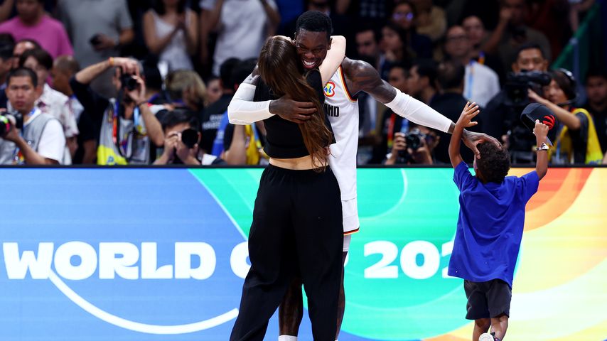 Dennis Schröder mit seiner Frau Ellen und seinem Sohn im Jahr 2023