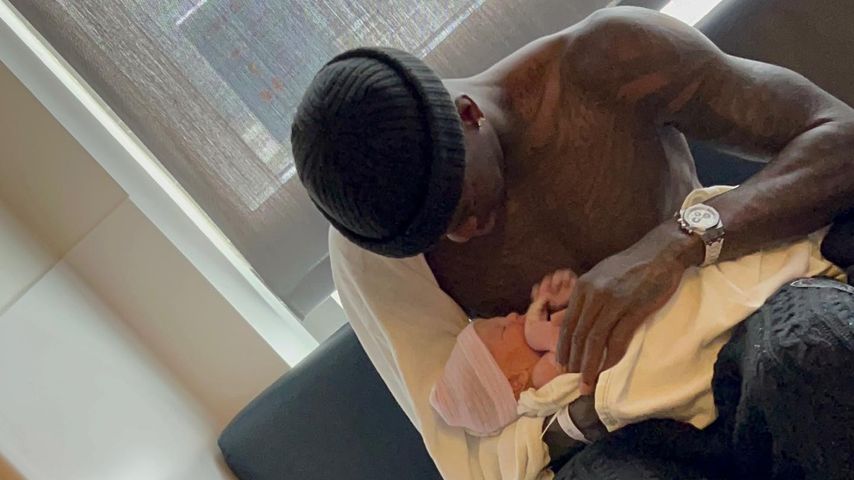 Dennis Schröder mit seinem dritten Kind