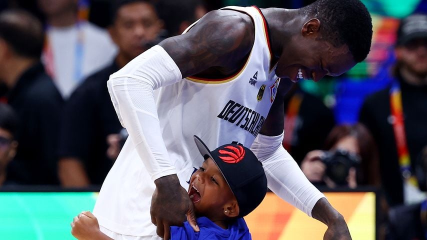 Dennis Schröder mit seinem Sohn