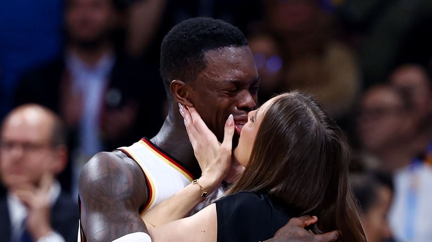 Dennis Schröder und Ellen Ziolo nach dem Sieg bei der WM 2023