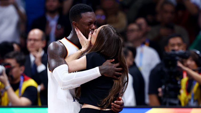 Nach Basketball-WM-Sieg: Dennis Schröder knutscht seine Frau