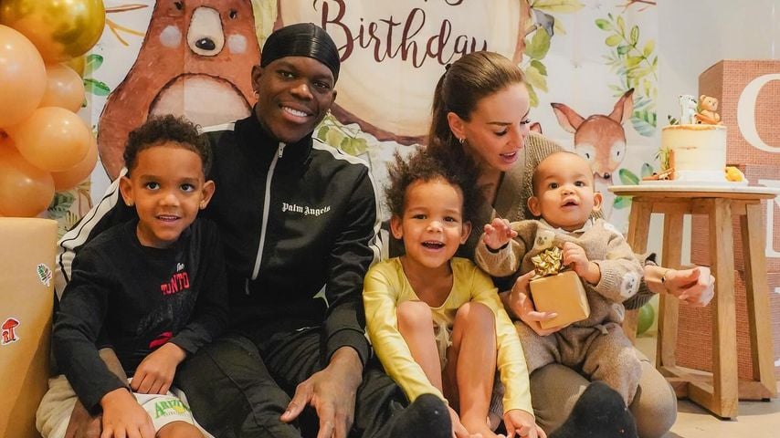 Dennis Schröder und Ellen Ziolo mit ihren drei Kindern im Dezember 2023