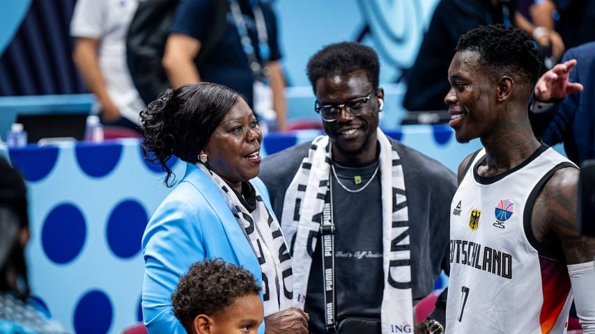 Dennis Schröder mit seiner Mutter Fatou Schröder beim Viertelfinale der Basketball-EM 2025