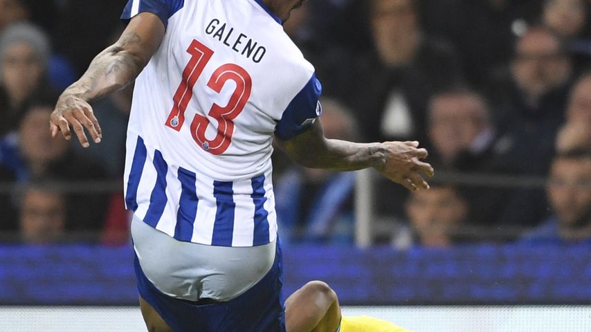 Gegner zieht Porto-Star Galeno mitten im Spiel Hose runter