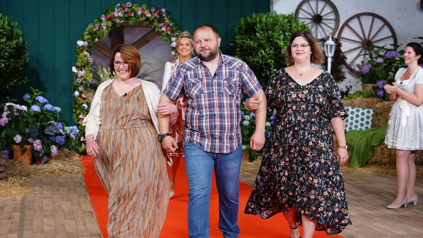 Der "Bauer sucht Frau"-Kandidat Mike mit seinen Bewerberinnen Michaela und Sandra