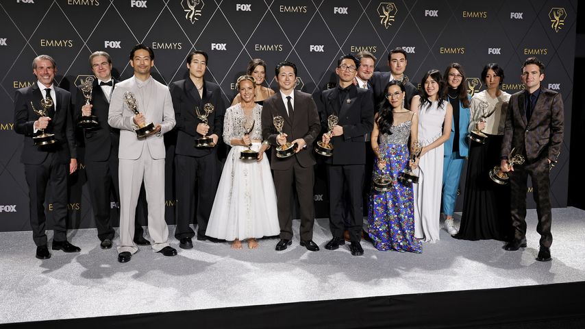 Der Cast der Dramaserie "Beef" bei 75. Verleihung der Emmy Awards