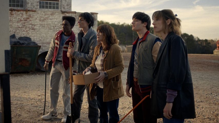 Caleb McLaughlin, Finn Wolfhard, Winona Ryder, Noah Schnapp und Maya Hawke in der fünften Staffel von "Stranger Things"