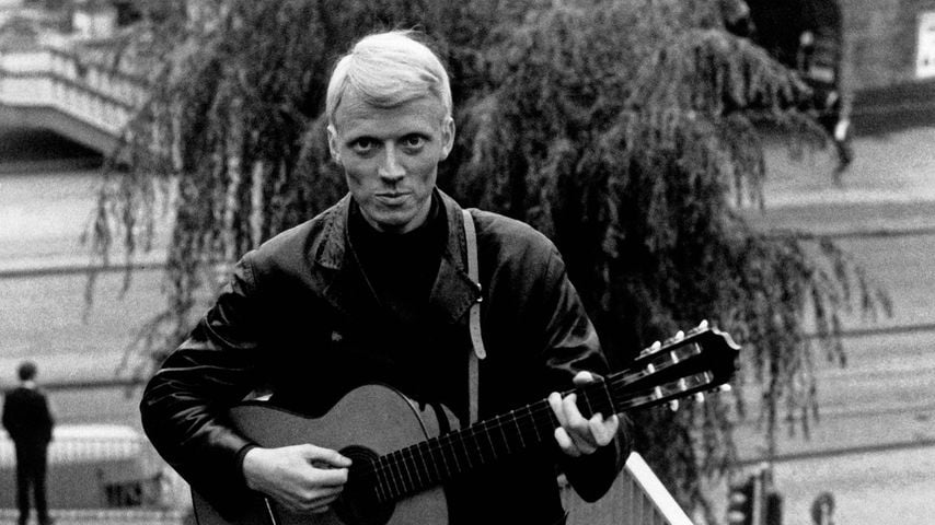 Heino mit Gitarre an den Landungsbrücken auf St. Pauli in Hamburg in den 1960er Jahren