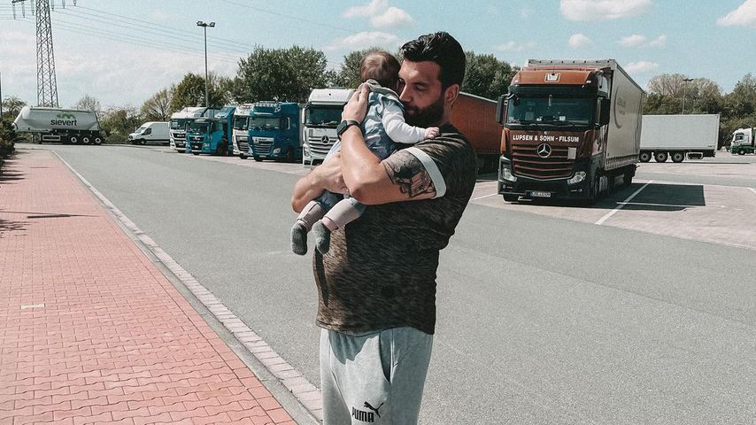 Der ehemalige "Hochzeit auf den ersten Blick"-Kandidat Philipp mit seinem Sohn, Mai 2021