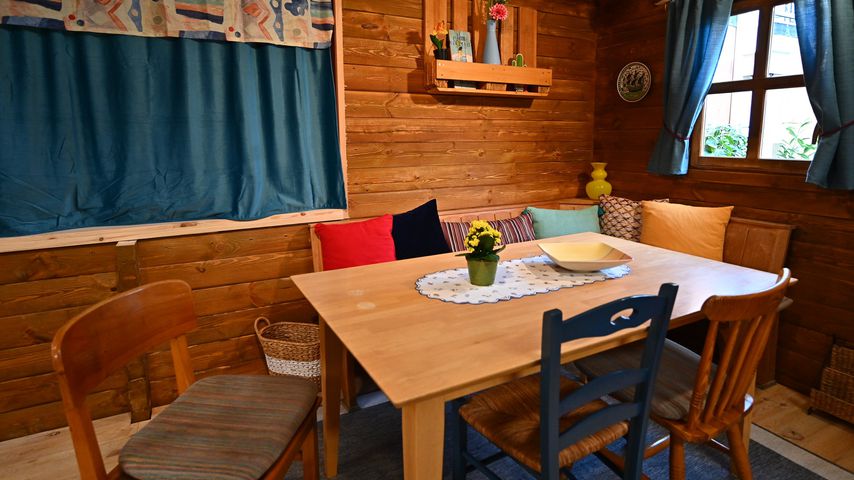 Der Essbereich im "Big Brother"-Holzhaus 2020