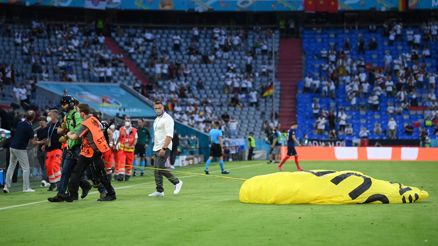 Der fliegende Flitzer beim EM-Spiel der deutschen Mannschaft