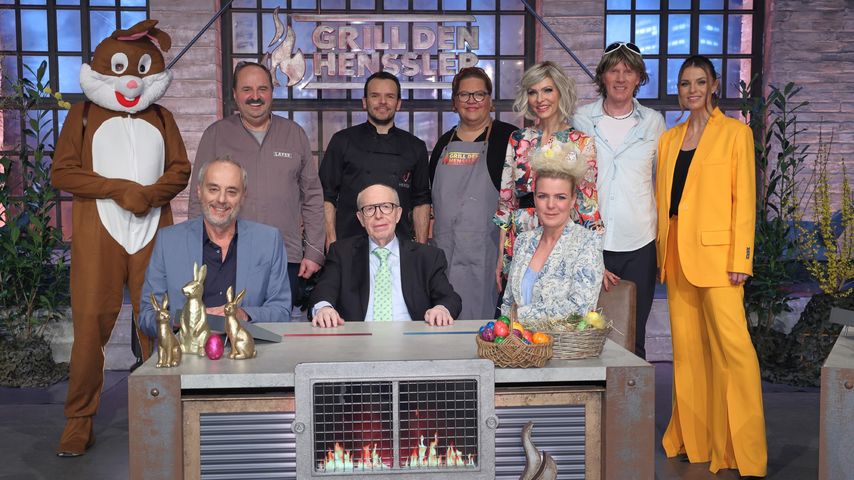 Die "Grill den Henssler"-Jury mit den Teilnehmern und Moderatorin Laura Wontorra