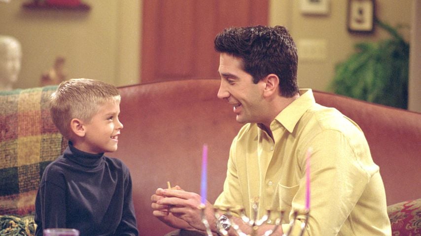 Cole Sprouse und David Schwimmer in der Serie "Friends"