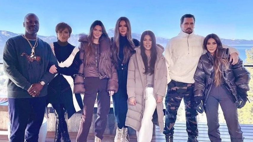 Wurde Kourtney Kardashian ins Familienfoto gephotoshoppt?
