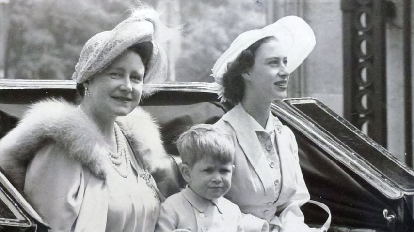 Der kleine Charles im Jahr 1951 mit seiner Großmutter, der Queen Mother, und seiner Tante, Prinzessin Margaret.