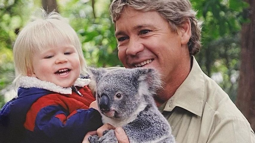 Ein Foto von Robert und Steve Irwin und einem Koala