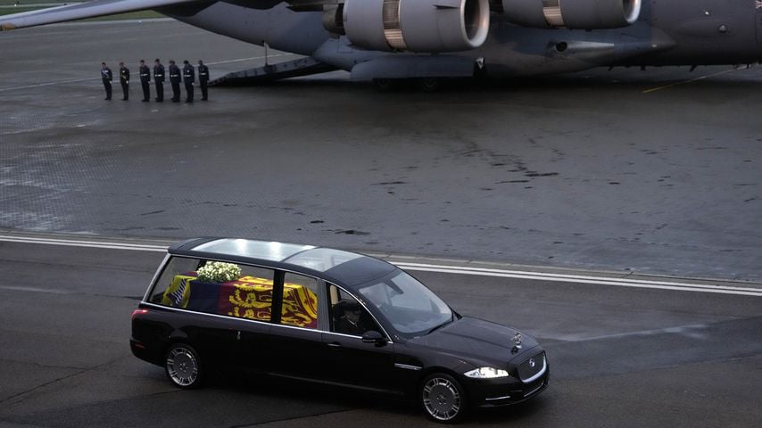Der Leichenwagen der Queen am Flughafen in London