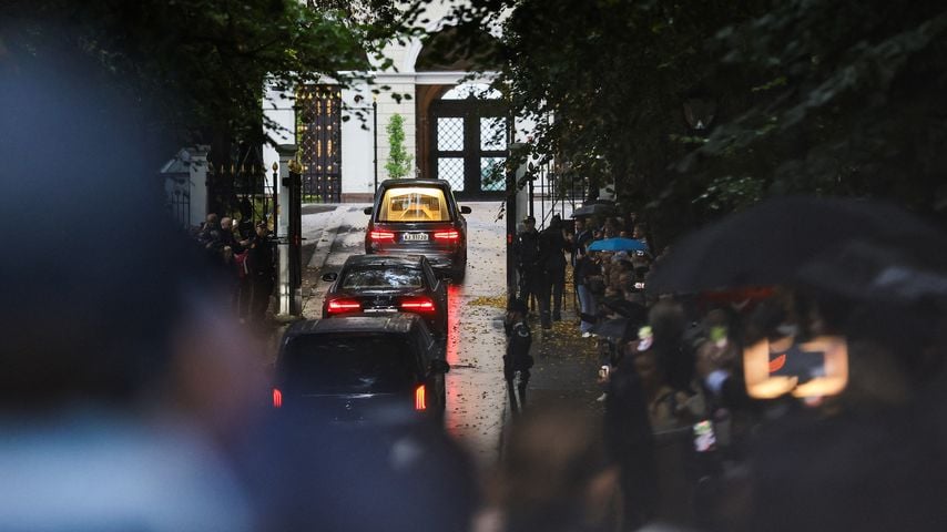 Der Leichenwagen mit König Harald V erreicht mit dem Gefolge der Königsfamilie den Queen's Park in Oslo am 28. August 2026