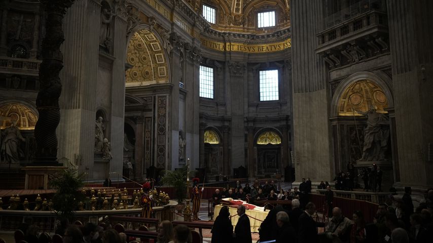Der Leichnam von Papst Benedikt XVI. im Petersdom