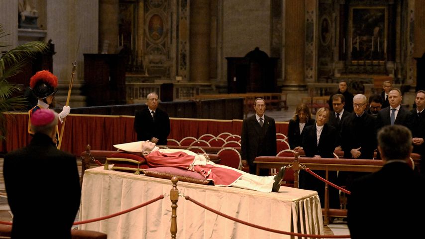 Der Leichnam von Papst Benedikt XVI. im Petersdom