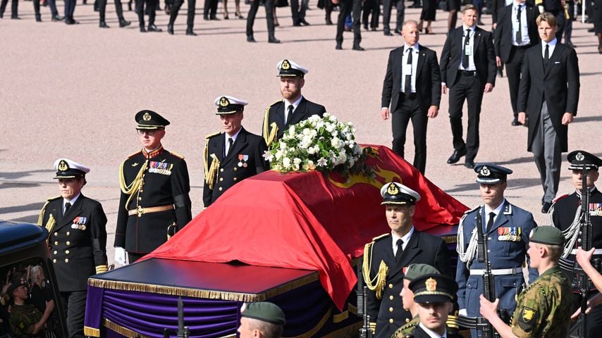 Sarg von König Harald V wird im Trauerzug vom Königsschloss zum Osloer Dom gefahren, 9. September 2026