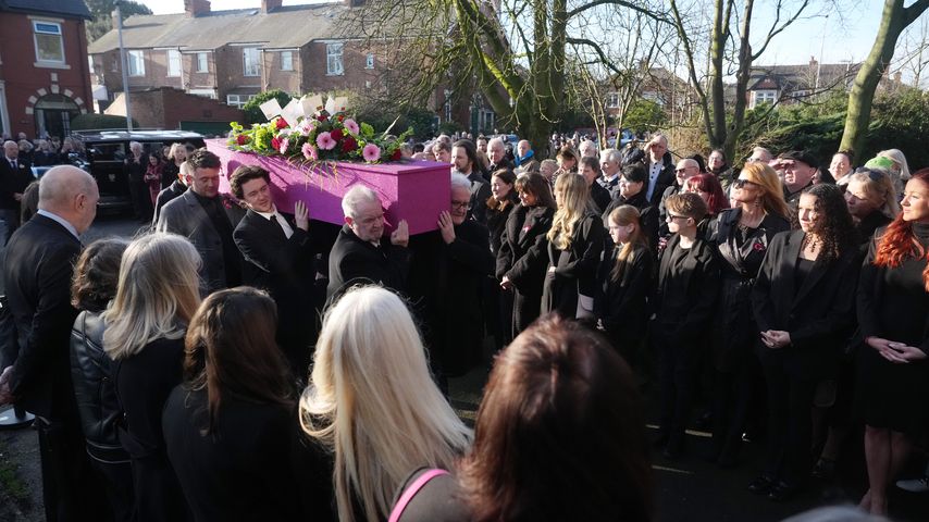 Der Sarg wird zur Beerdigung von Linda Nolan in die St. Paul's Church in Blackpool getragen