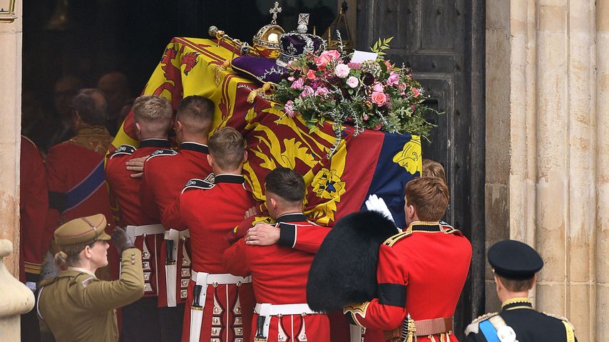Charles' Wunsch: Das bedeuten Blumen auf dem Sarg der Queen