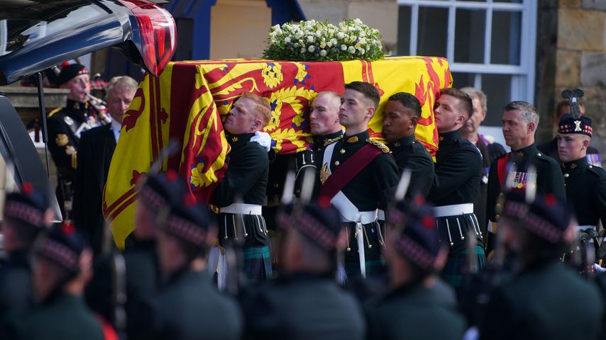 Der Sarg der Queen vor dem Holyroodhouse in Edinburgh