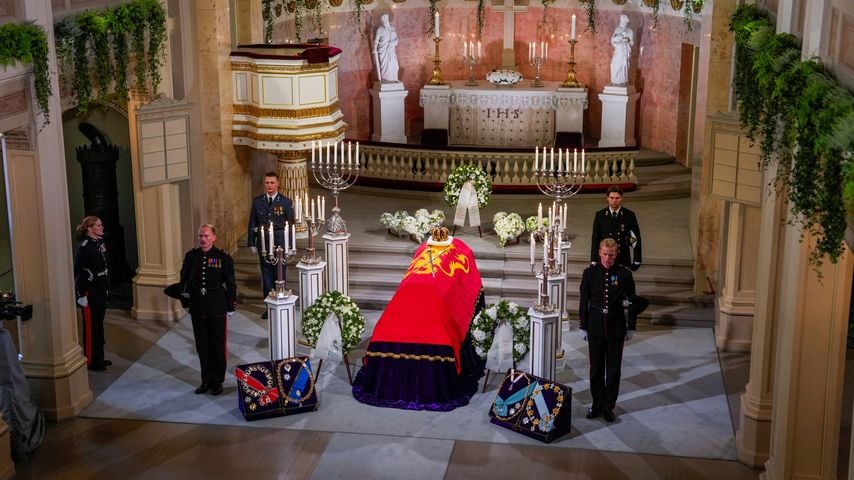 Der Sarg von König Harald V. in der Schlosskapelle Oslo, aufgebahrt vor der Beisetzung am 9. September