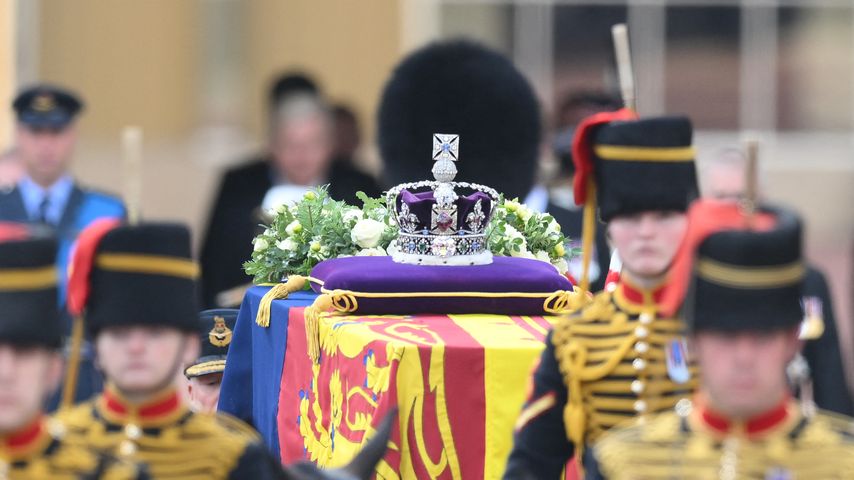 Das bedeuten die Juwelen auf der Krone auf dem Queen-Sarg