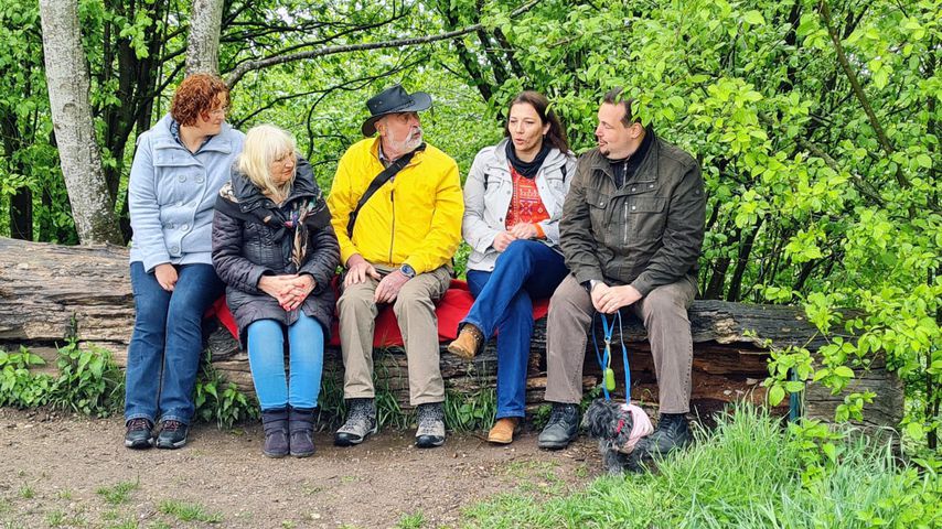 Der "Schwiegertochter gesucht"-Kandidat Arne (rechts) mit Sandra, Erika, Dieter und Janin