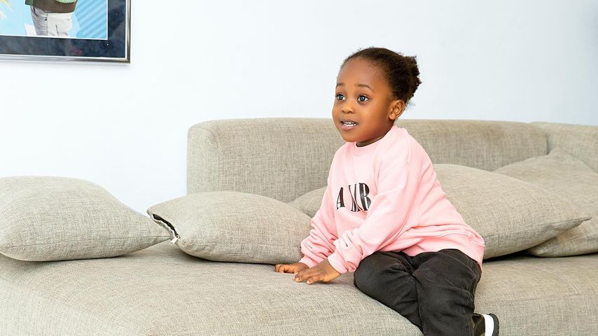 Der Sohn von Davido auf einer Couch
