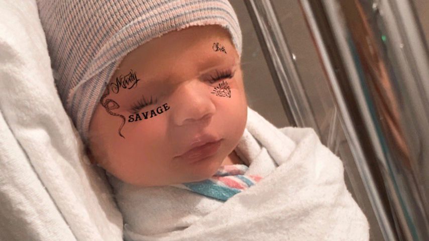 Der Sohn von Elon Musk wenige Stunden nach der Geburt